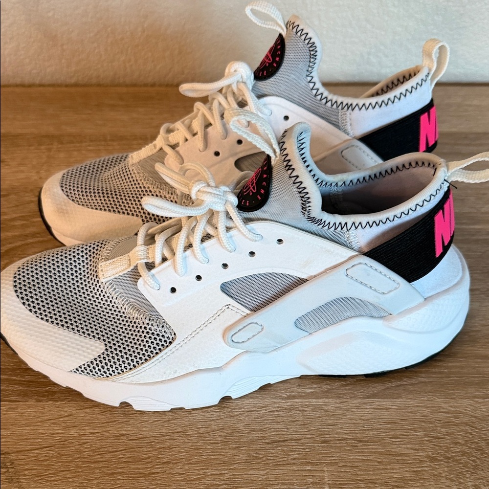 Nike Kids Sneakers White with Black and Pink 6Y - Picture 2 of 5